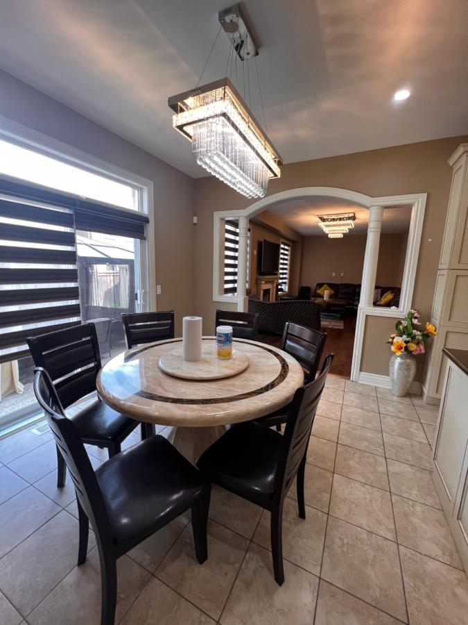 Spacious Detached In Brampton Exteriör bild