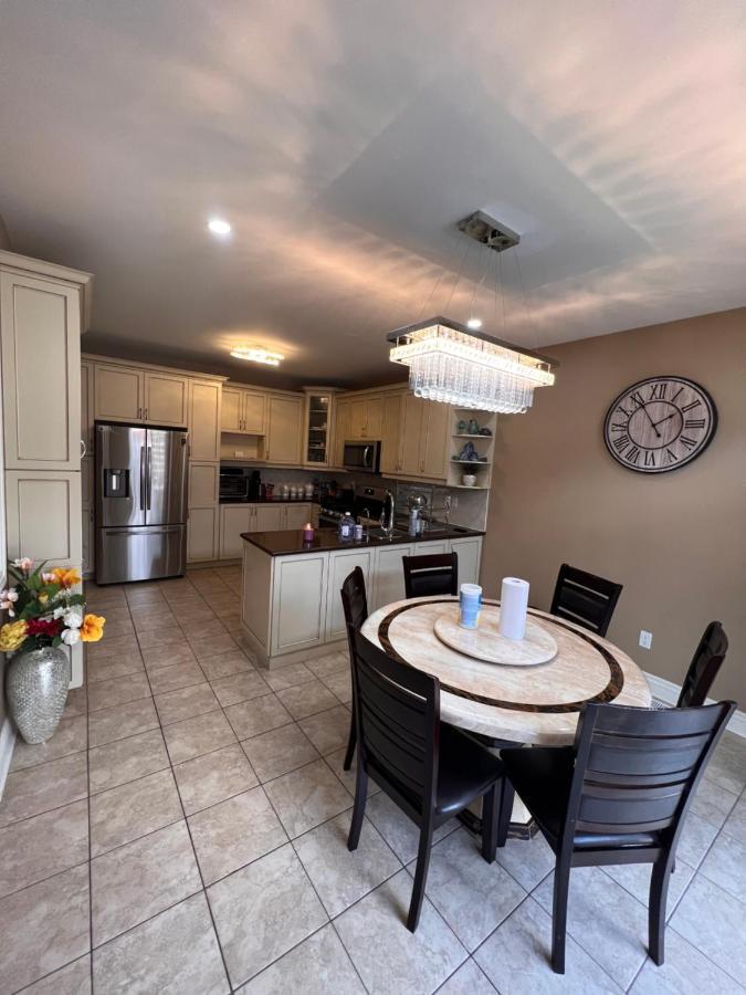 Spacious Detached In Brampton Exteriör bild